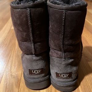Ugg classic short. Worn but still in good condition. Size 8